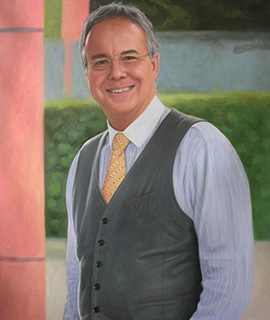 Geschilderd portret in grijstinten van een persoon met opgestoken haar en een opzij gedraaid hoofd, aan een lichte interieurwand